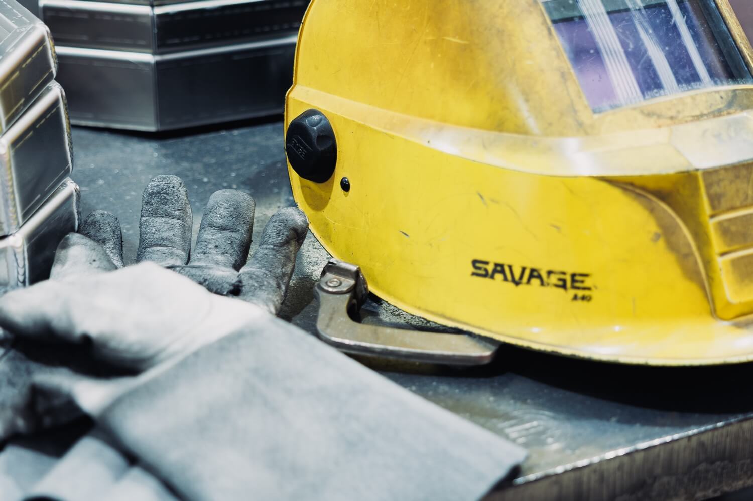 Werkpost van een Solide-handlasser met laskap en beschermende handschoenen